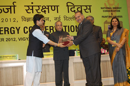 Alok Gupta, Plant Director, Pantnagar, receives the award from Pranab Mukherjee, President of India, and Jyotiraditya M Scindia, Minister of State – Power, Government of India Alok Gupta, Plant Director, Pantnagar, receives the award from Pranab Mukherjee, President of India, and Jyotiraditya M Scindia, Minister of State – Power, Government of India